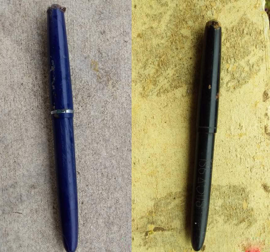 8 hài cốt liệt sĩ được quy tập tại bản Cheng có kèm theo hai chiếc bút có khắc chữ