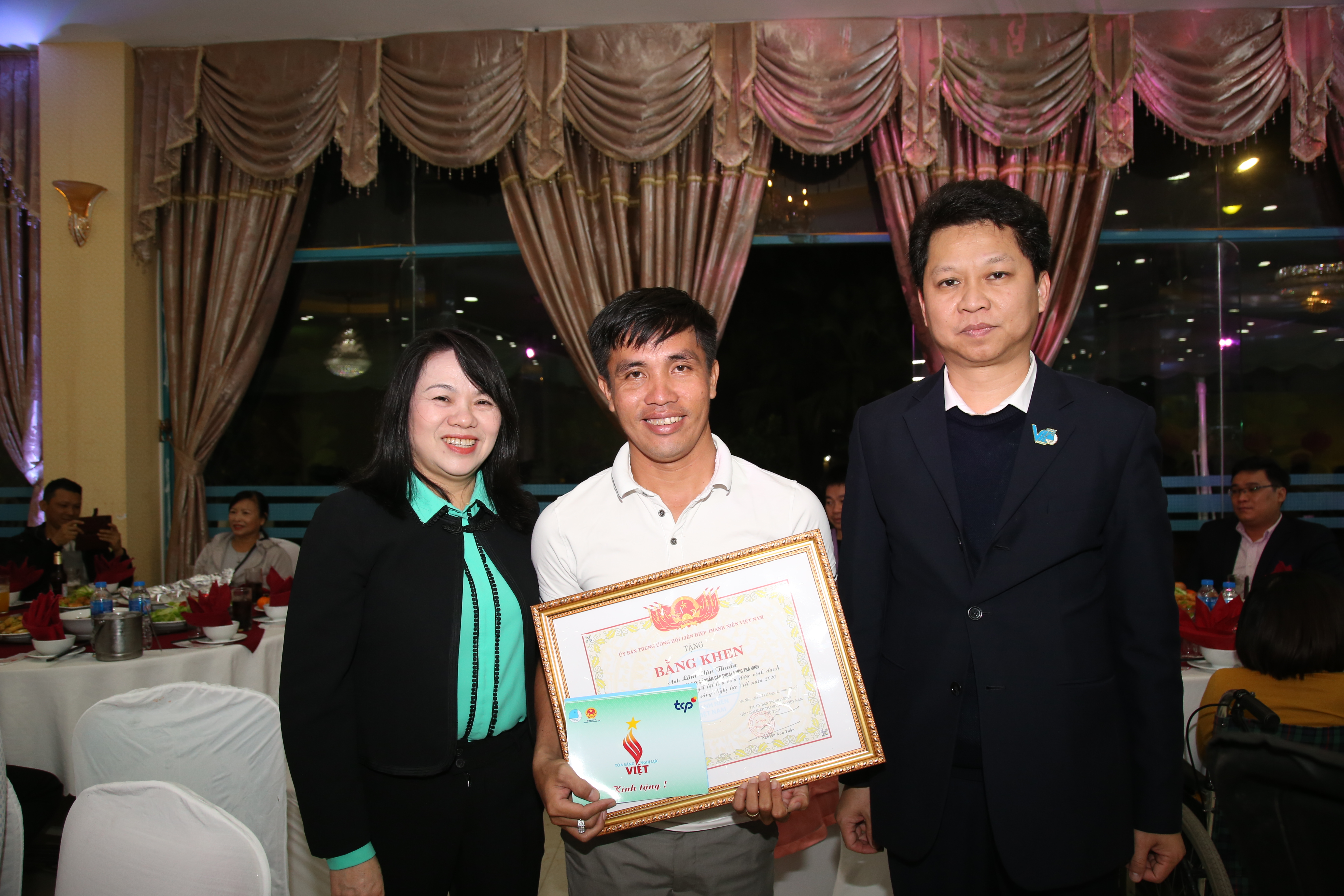 Trao Bằng khen và sổ tiết kiệm tặng 64 thanh niên khuyết tật tiêu biểu