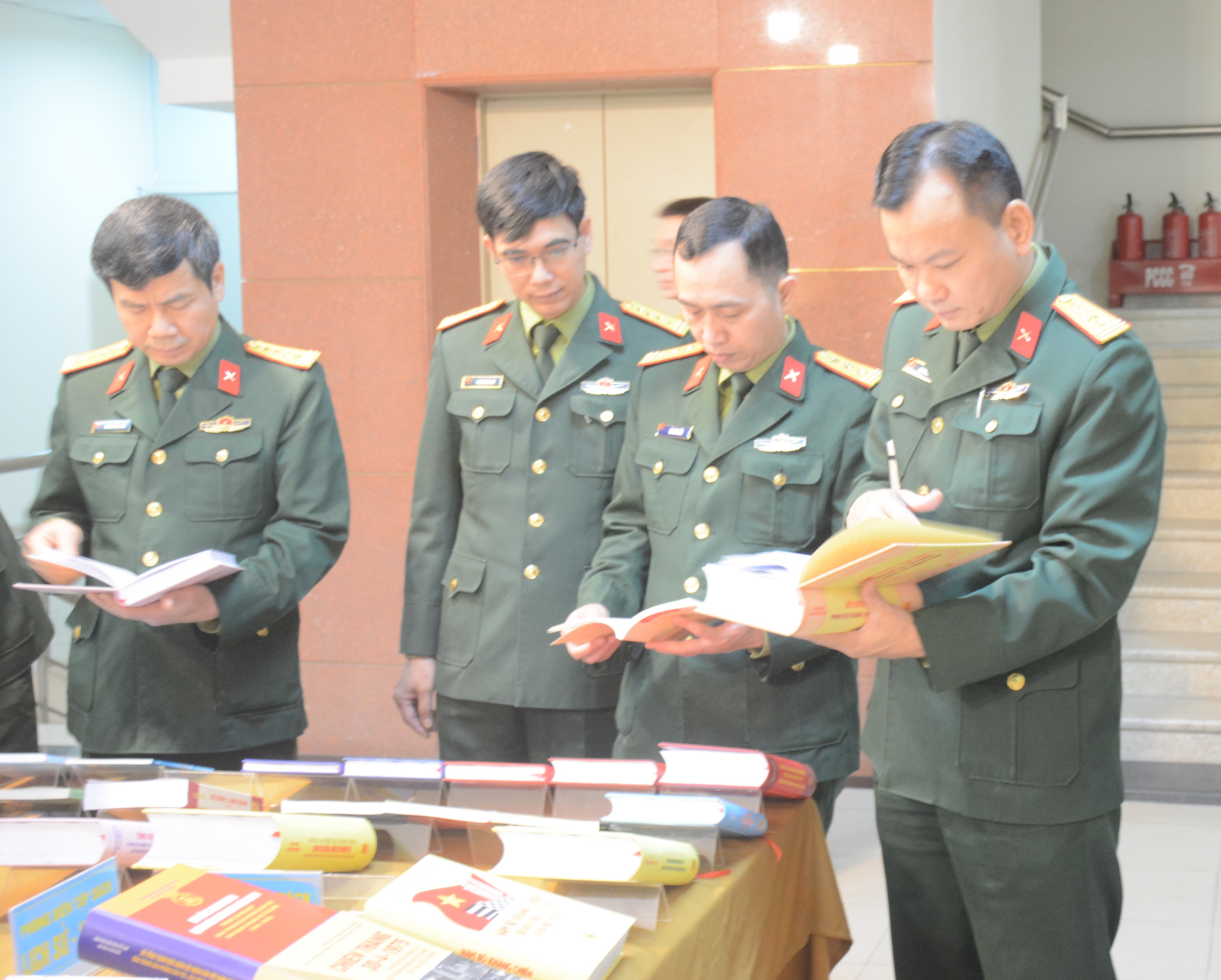 Nhà xuất bản Quân đội nhân dân giới thiệu sách và gặp mặt cộng tác viên