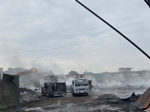 Hà Nội: Cháy lớn tại xưởng phế liệu gần chân cầu Thanh Trì, quận Hoàng Mai