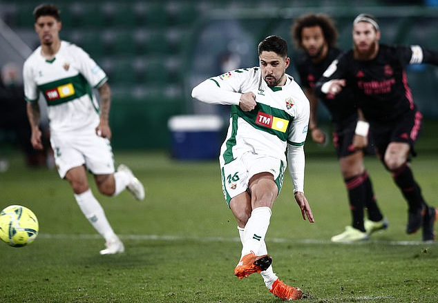 Bị Elche cầm hòa, Real Madrid lỡ cơ hội lên đầu bảng