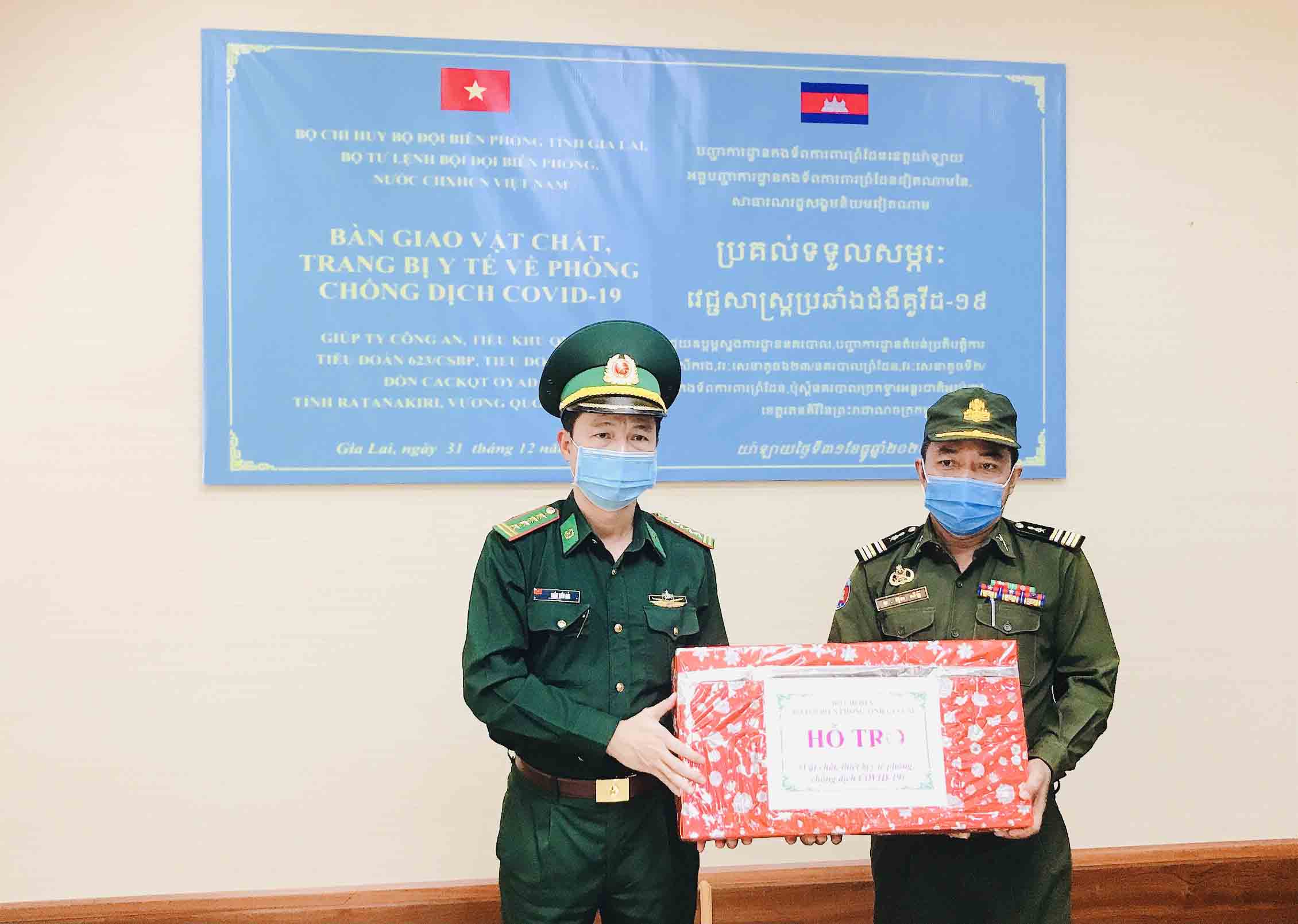 Trao trang bị y tế tặng lực lượng bảo vệ biên giới Campuchia

