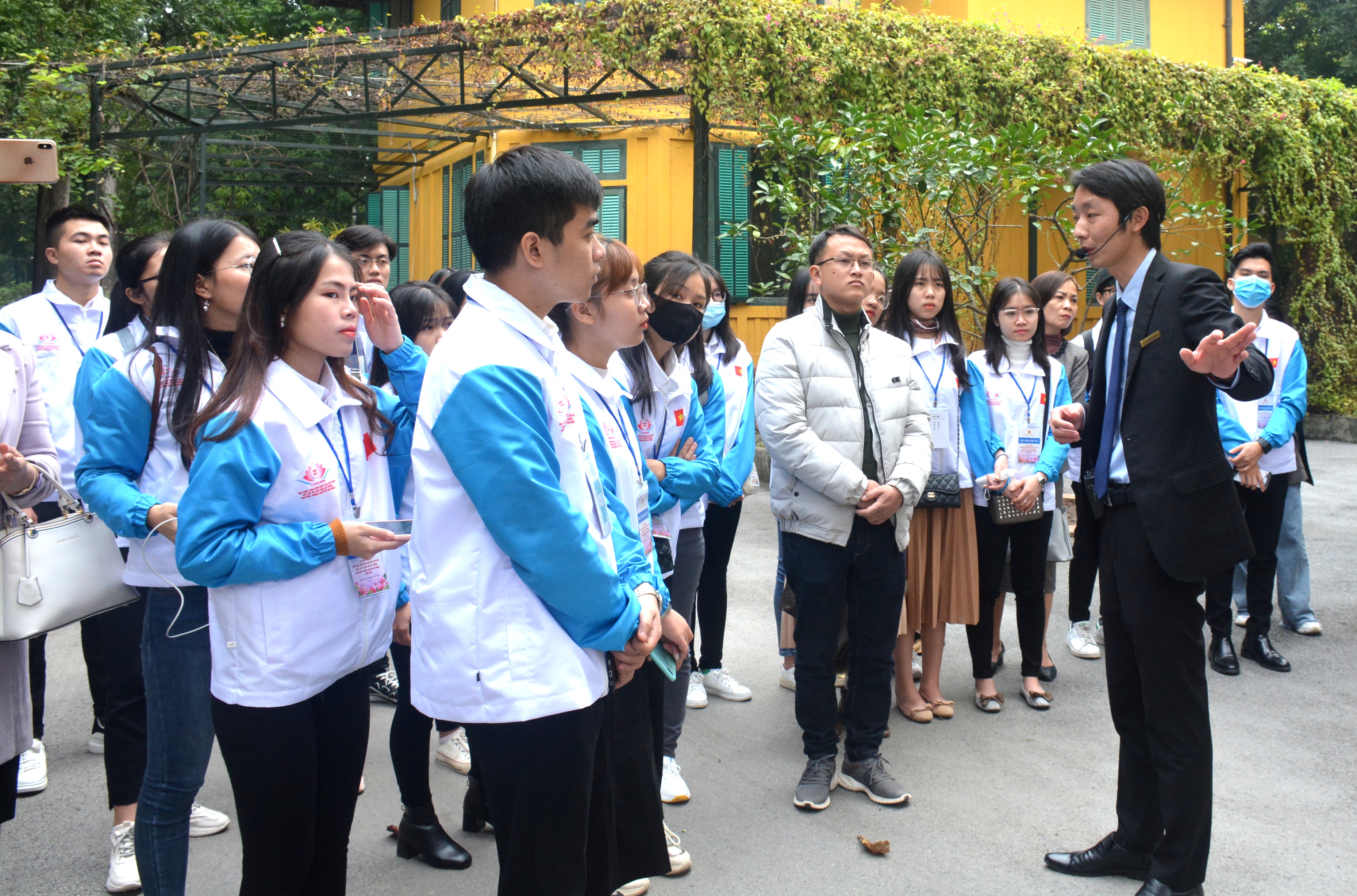 Học sinh, sinh viên tích cực học tập và làm theo Bác 