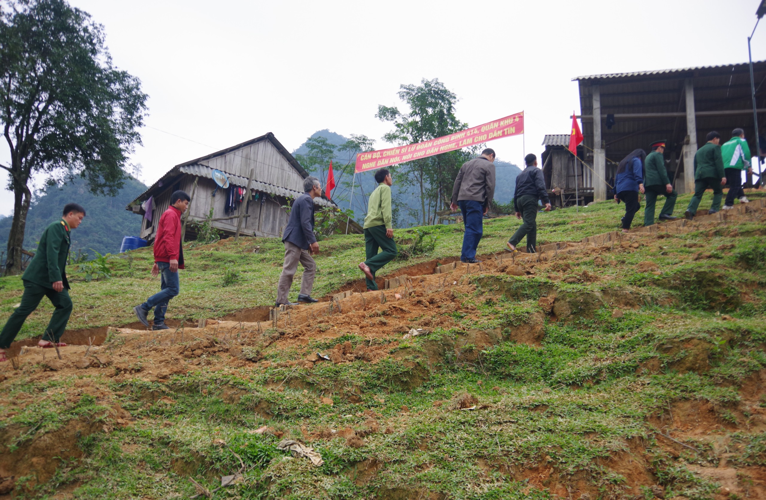 Đường bậc thang thắm tình quân dân