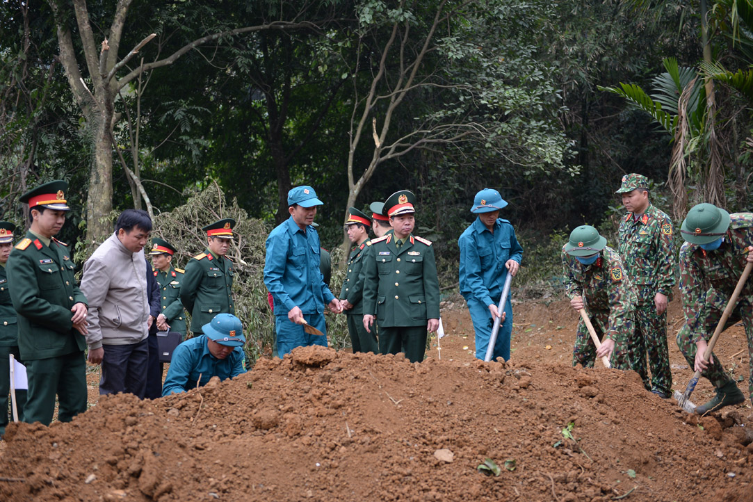 Thượng tướng Đỗ Căn kiểm tra công tác tìm kiếm, quy tập hài cốt liệt sĩ tại tỉnh Hòa Bình