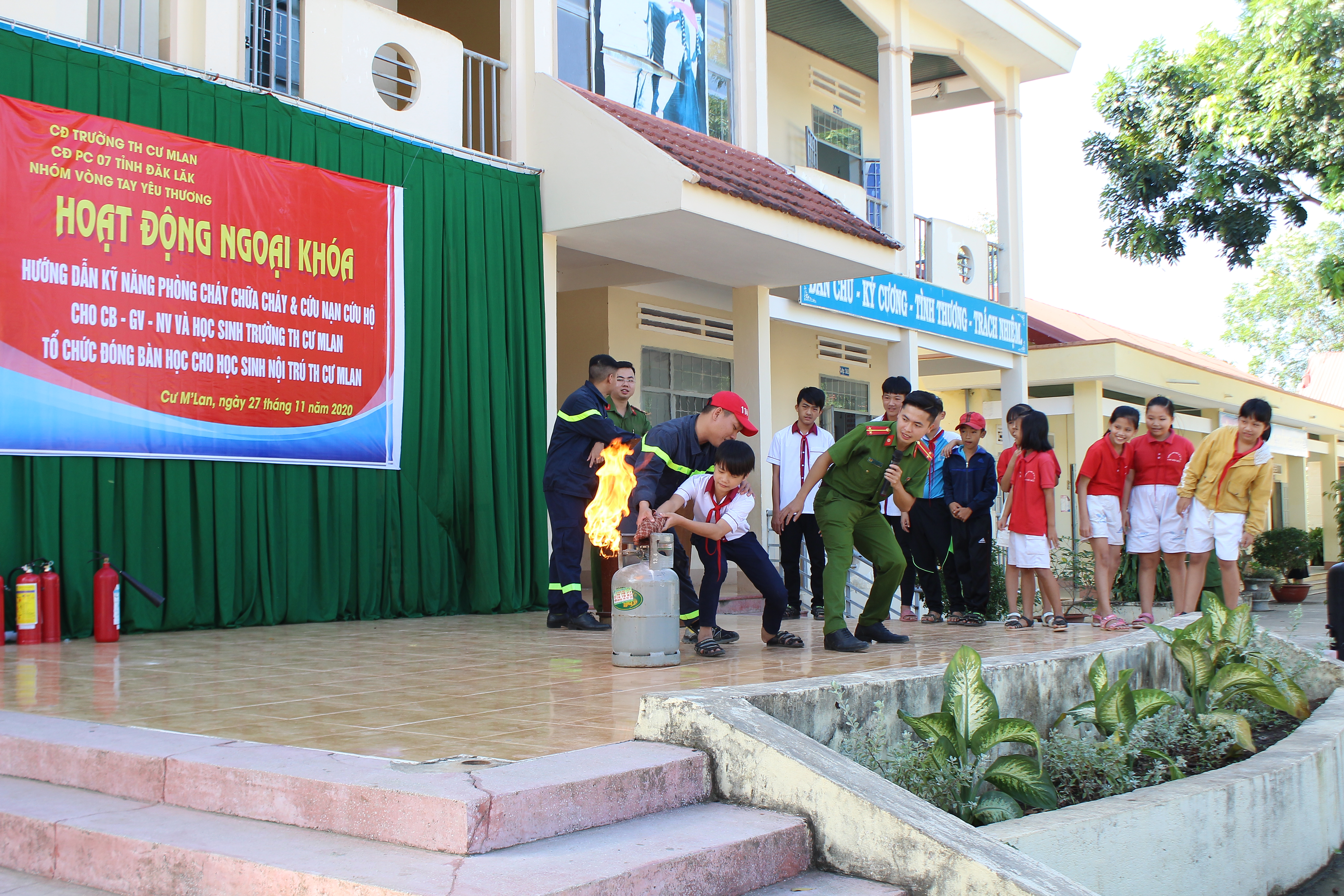 Xung kích vì cộng đồng