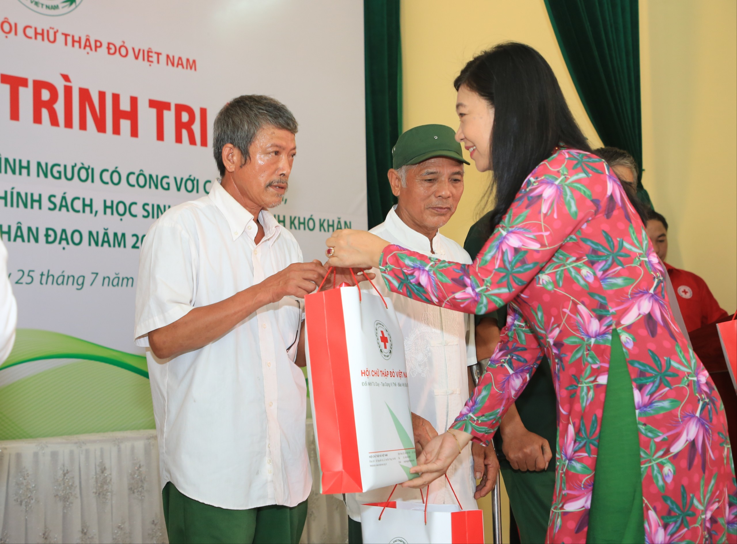 Mức tặng quà Tết Tân Sửu 2021 cho người có công