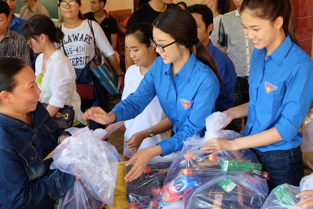 Người dân nhận quà từ thiện