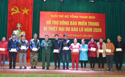 Đoàn công tác Bộ Tổng Tham mưu tặng quà nhân dân bị ảnh hưởng bão lũ trên địa bàn tỉnh Quảng Bình và Quảng Trị