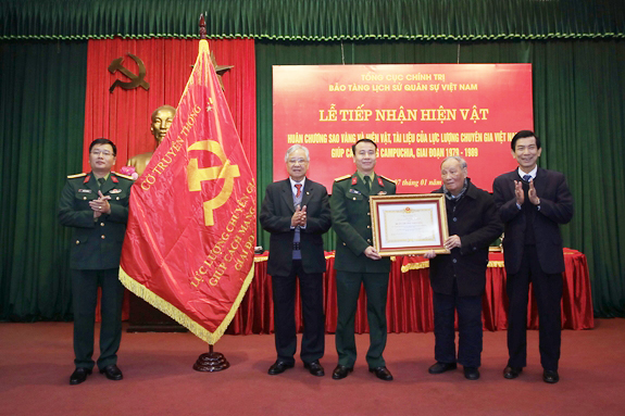 Bảo tàng Lịch sử Quân sự Việt Nam tiếp nhận hiện vật của chuyên gia Việt Nam giúp Campuchia