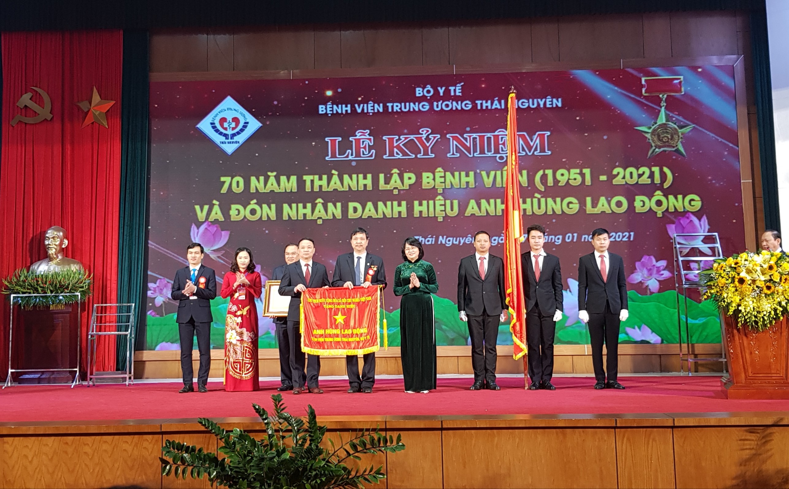 Bệnh viện Trung ương Thái Nguyên đón nhận Danh hiệu Anh hùng lao động thời kỳ đổi mới