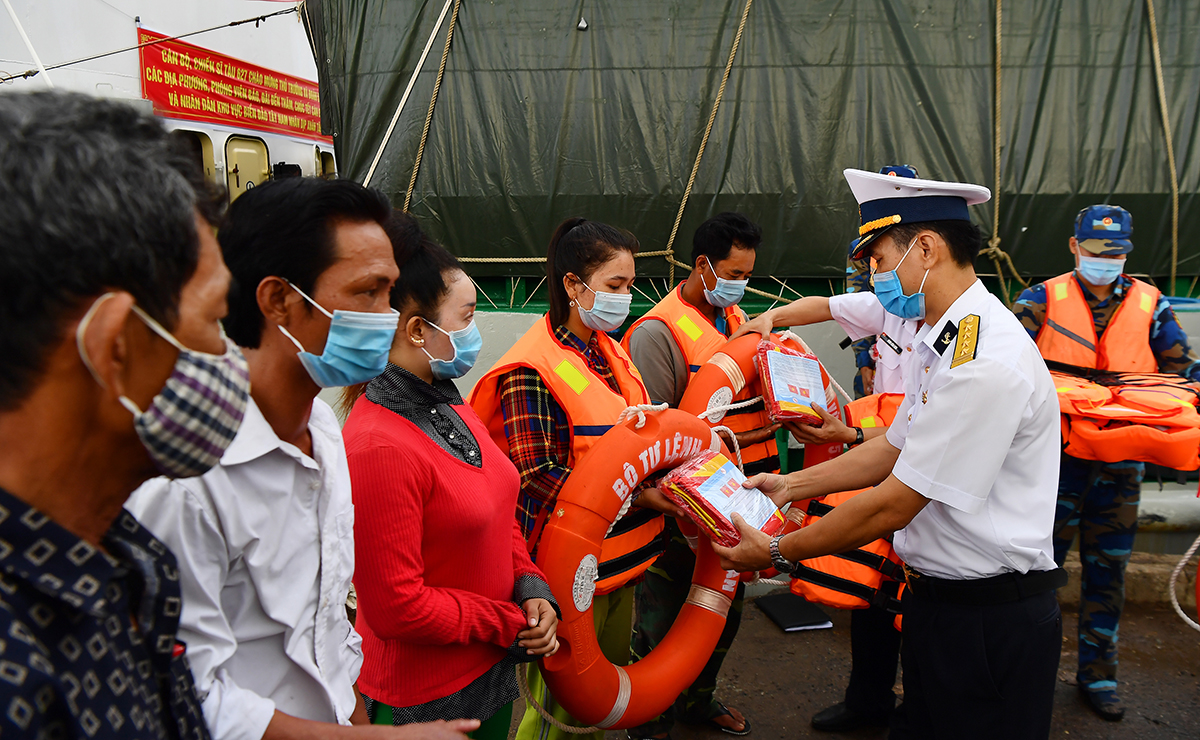 Thăm, chúc Tết quân và dân trên đảo Thổ Chu 
