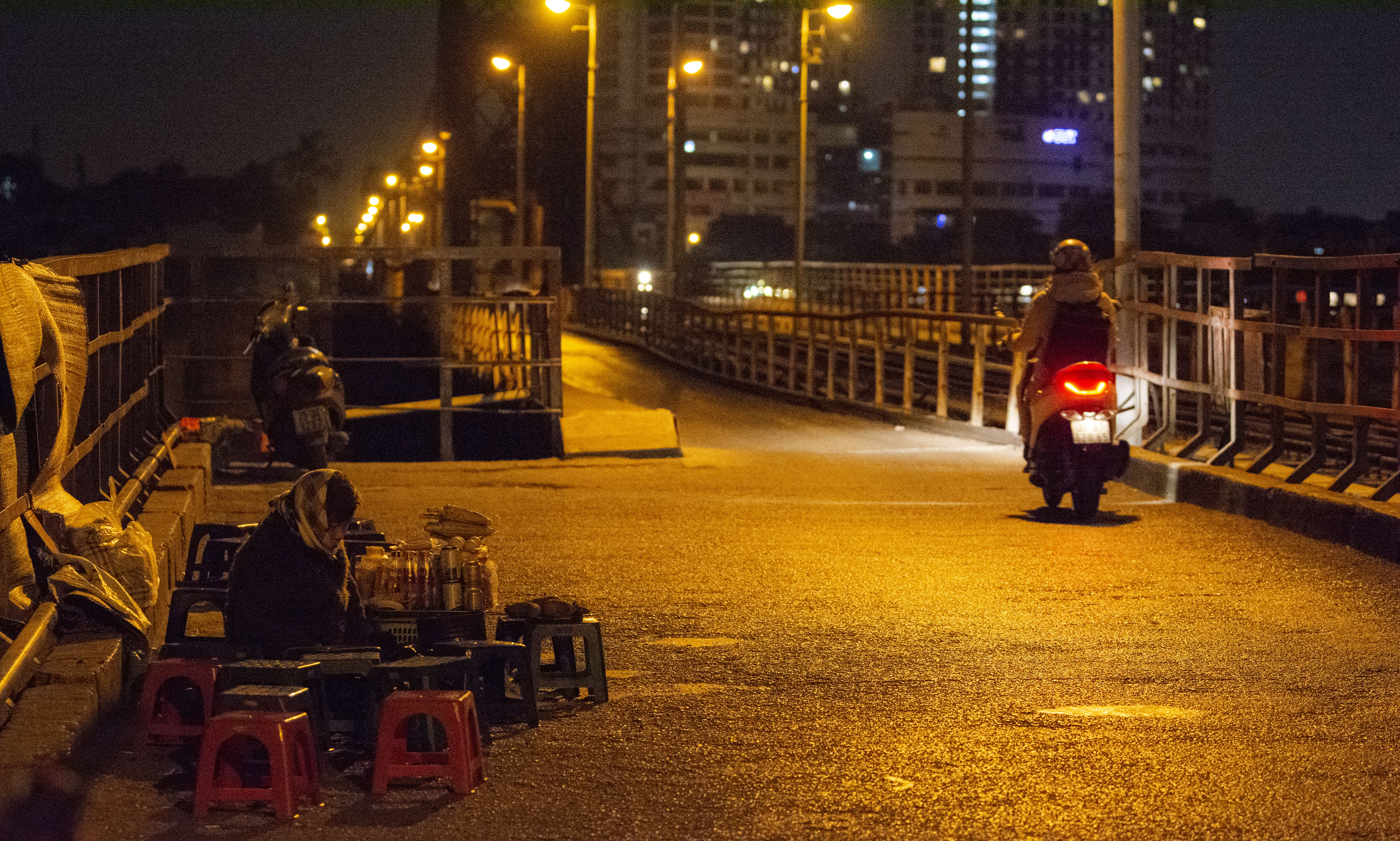 Nhịp sống Hà Nội trong đêm đông giá rét