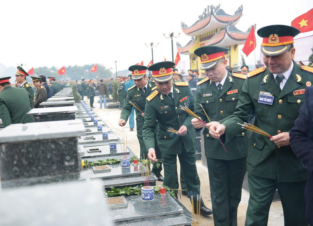 Tổ chức truy điệu, an táng 23 hài cốt liệt sĩ tại Hòa Bình