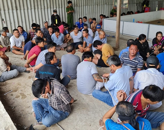 Công an TP Cần Thơ vây bắt hơn 150 đối tượng đá gà, đánh bạc