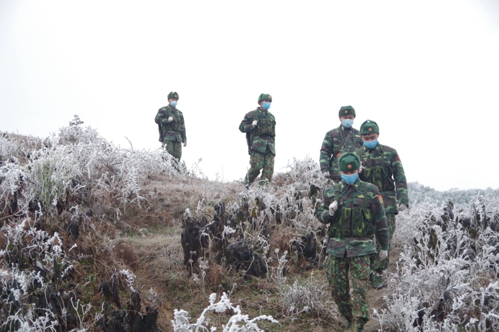 Cán bộ chiến sĩ Đồn Biên phòng tuần tra tại khu vực thôn Xín Phìn Chư, thôn Mỏ Phàng, xã Thượng Phùng, huyện Mèo Vạc, tỉnh Hà Giang.