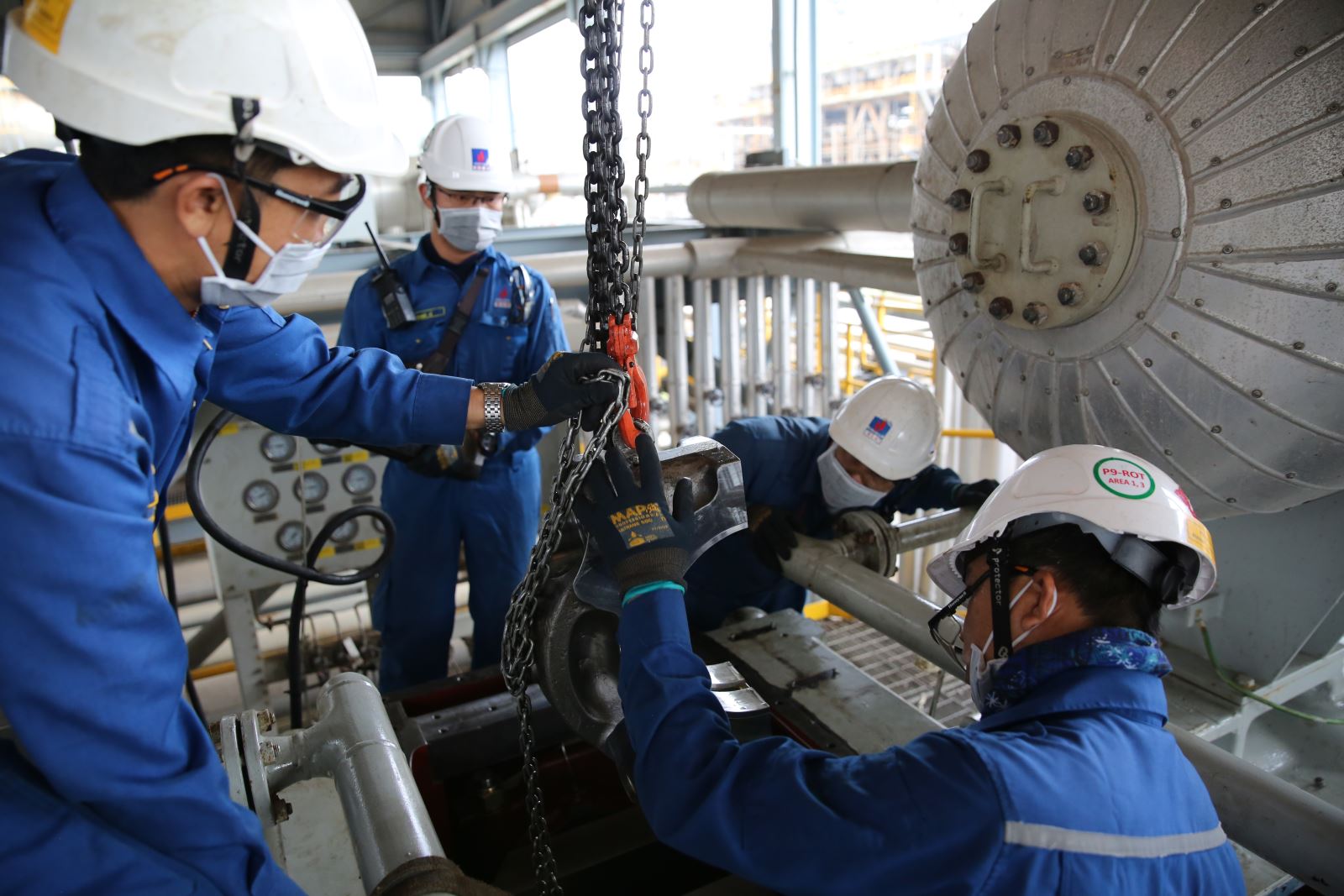 Thanh niên Công ty cổ phần Lọc hóa dầu Bình Sơn xung kích tự thực hiện bảo dưỡng sửa chữa