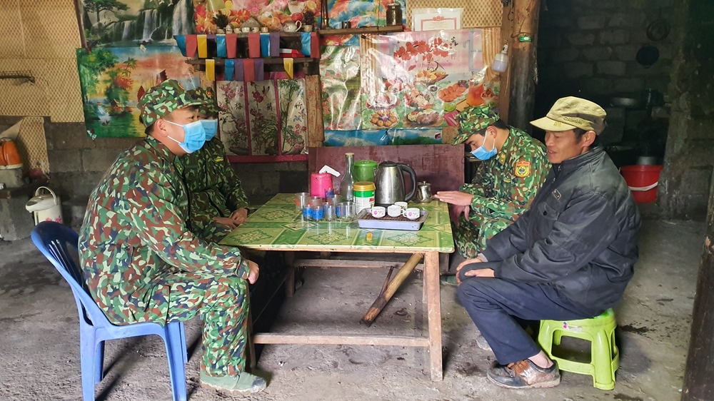 Cán bộ chiến sĩ Đồn Biên phòng Xín Cái tuyên truyền phòng, chống dịch Covid-19.