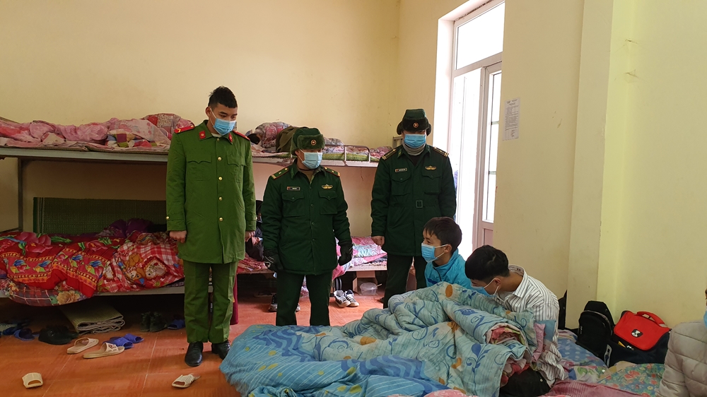 Kiểm tra việc giữ ấm và thực phẩm cho công dân cách ly tại khu cách ly tập trung xã Xín Cái.