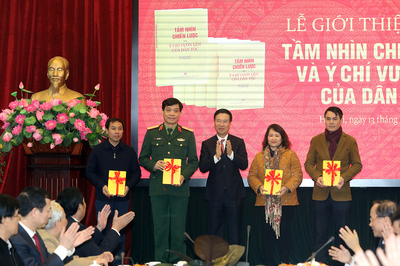 Giới thiệu sách “Tầm nhìn chiến lược và ý chí vươn lên của dân tộc”