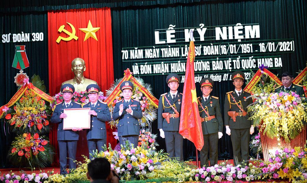 Sư đoàn 390, Quân đoàn 1 đón nhận Huân chương bảo vệ Tổ quốc hạng Ba