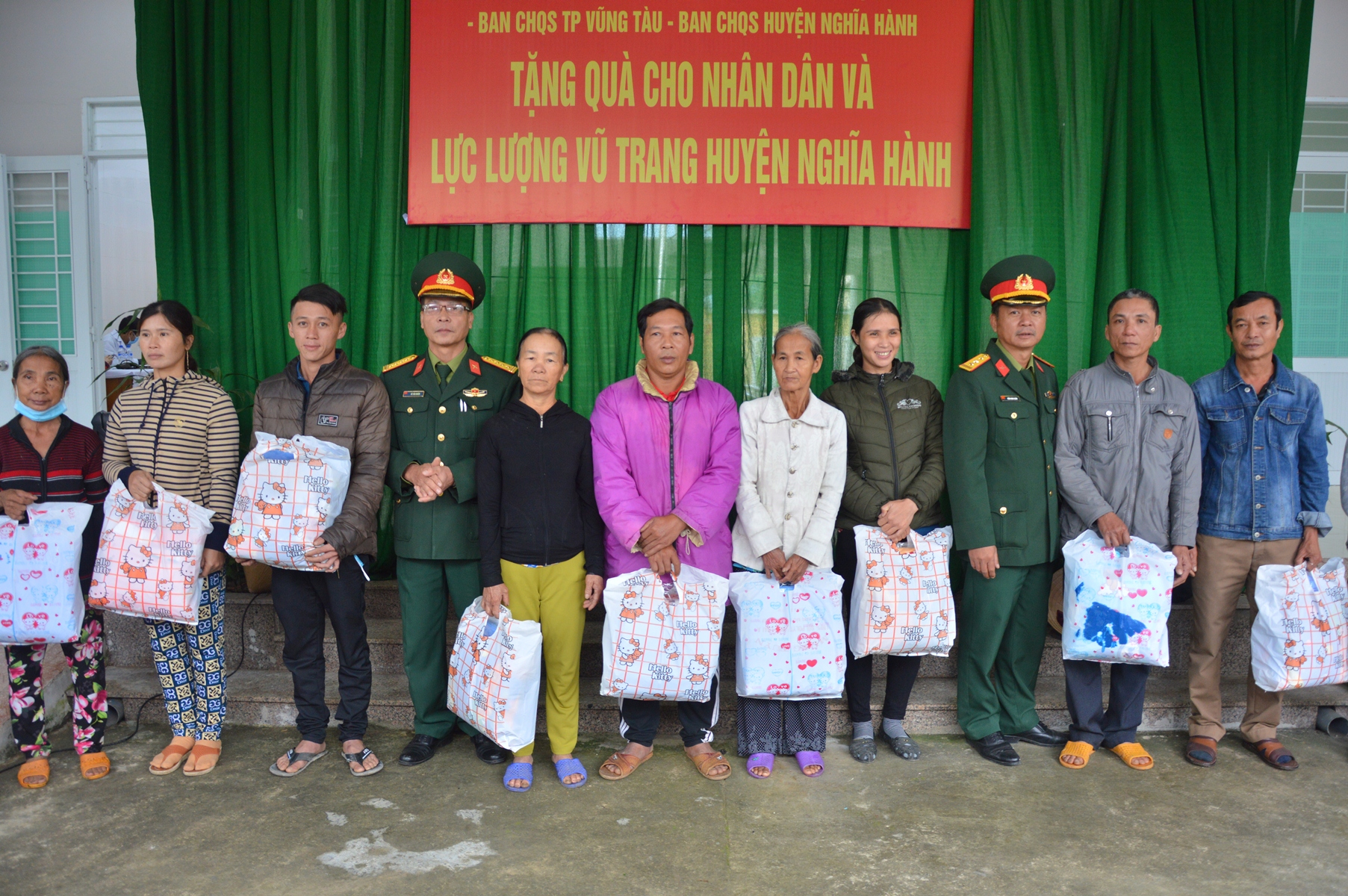 Khám bệnh, cấp phát thuốc cho người có công với cách mạng, hộ nghèo tỉnh Quảng Ngãi