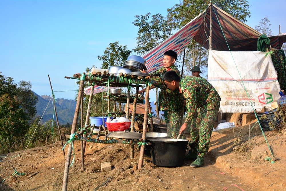 Bếp ăn dã chiến của trung đoàn dựng trên đồi.