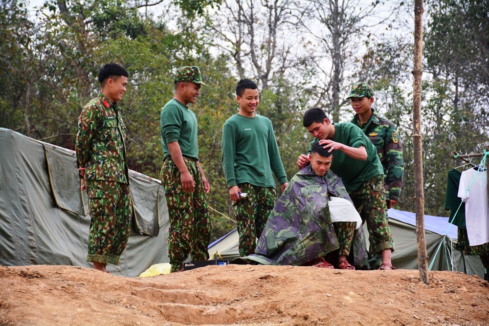 Các chiến sĩ tự cắt tóc cho nhau.