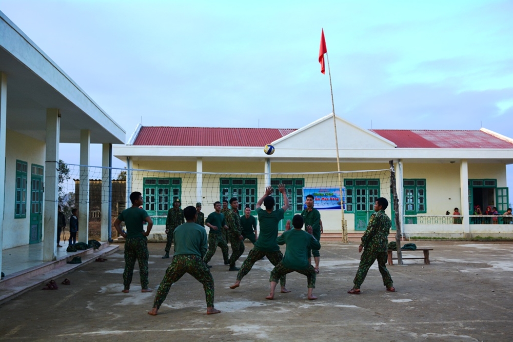 Phút thư giãn vào cuối giờ chiều của các chiến sĩ.