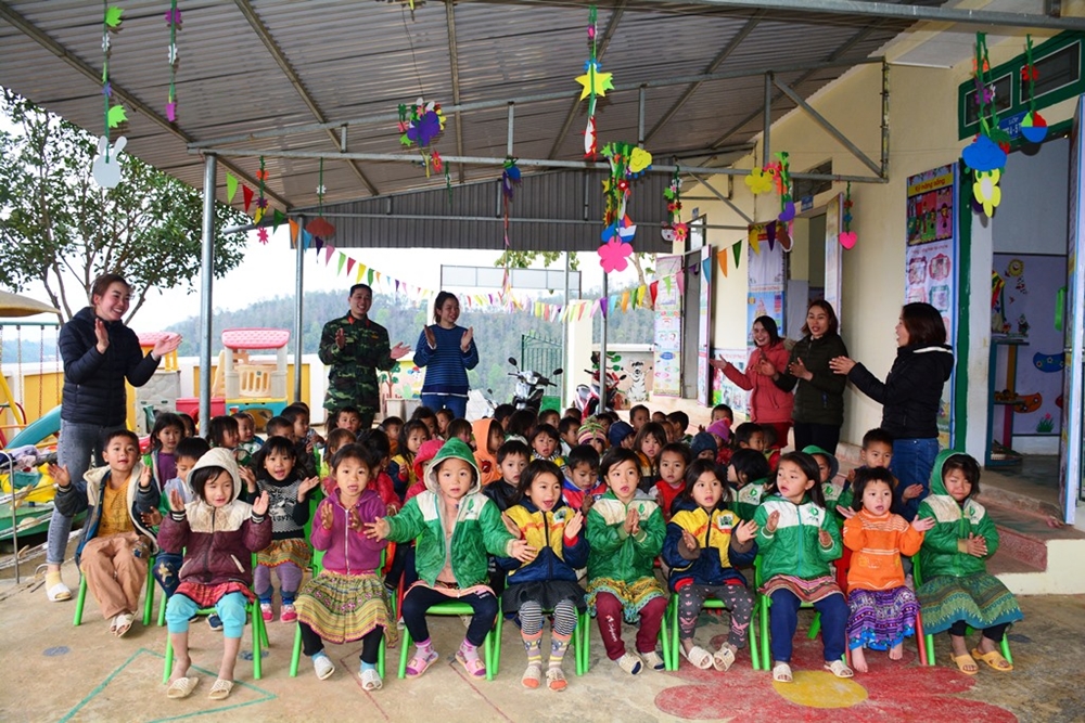 Bộ đội tham gia sinh hoạt văn hóa với các em nhỏ trường mầm non ở bản.