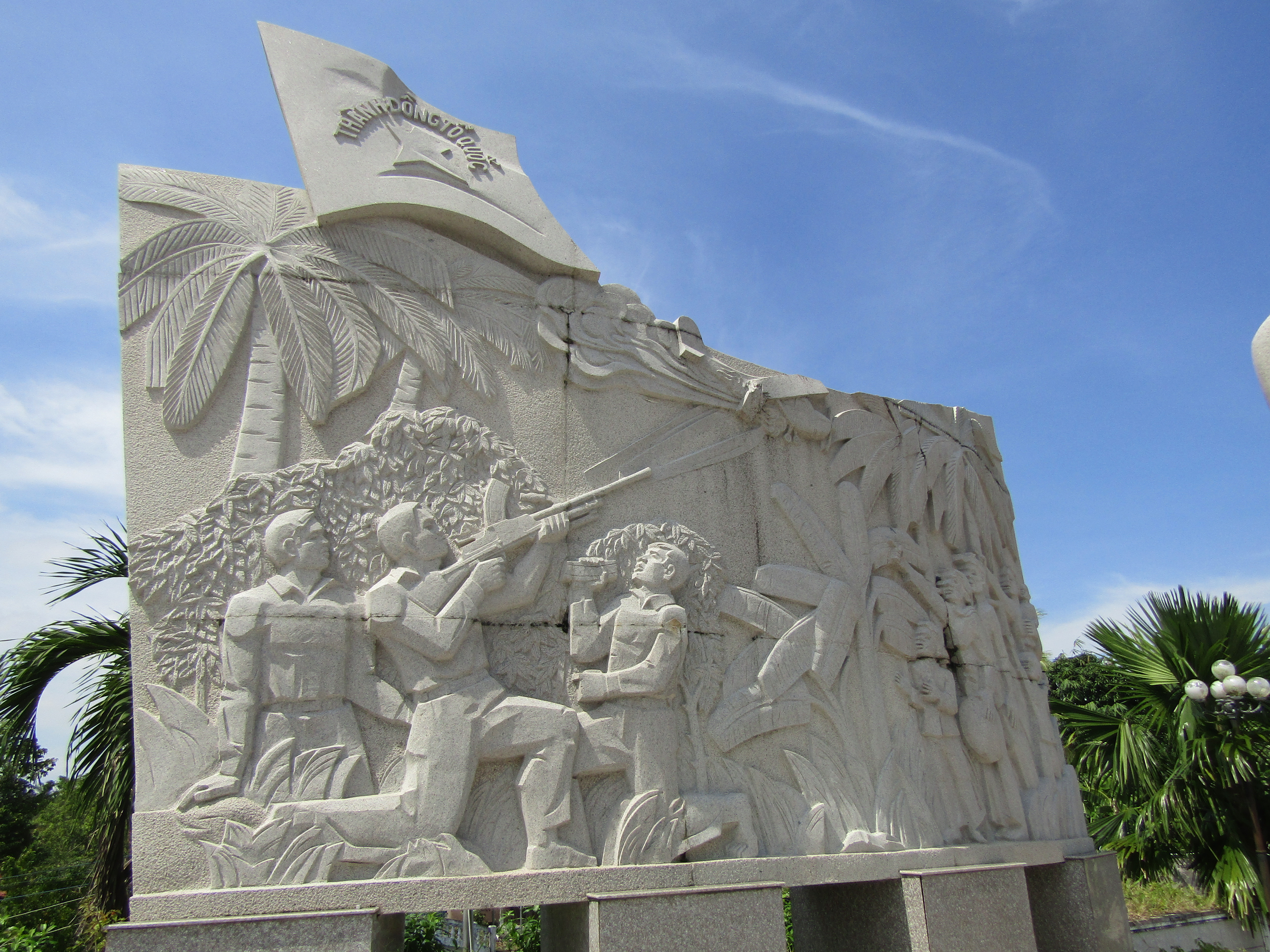 Bám gốc dừa, tiêu diệt máy bay địch