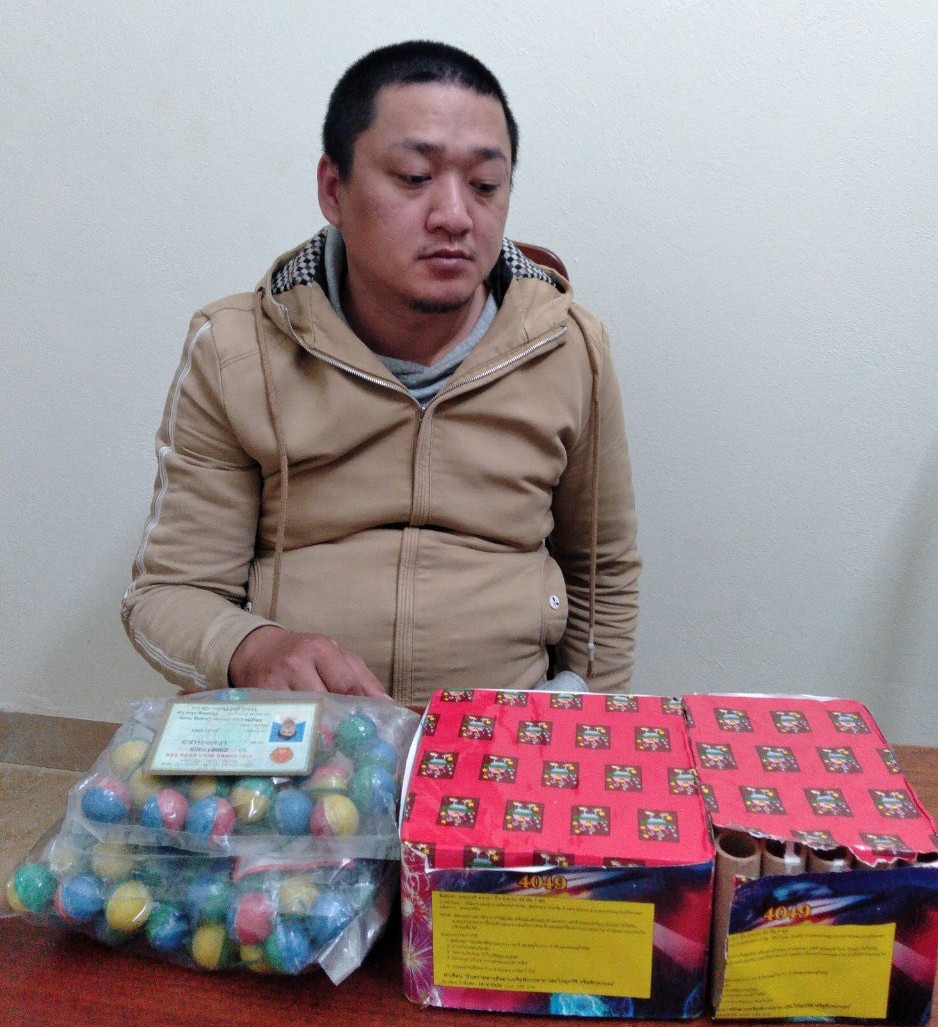 Đồn Biên phòng Phú Lộc bắt giữ các đối tượng vận chuyển pháo lậu, bình xịt hơi cay