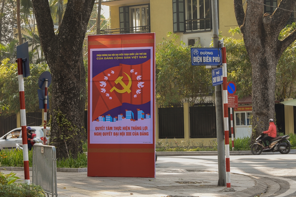 Pano, áp phích khổ lớn có nội dung tuyên truyền phục vụ Đại hội Đảng được đặt trên các tuyến phố.