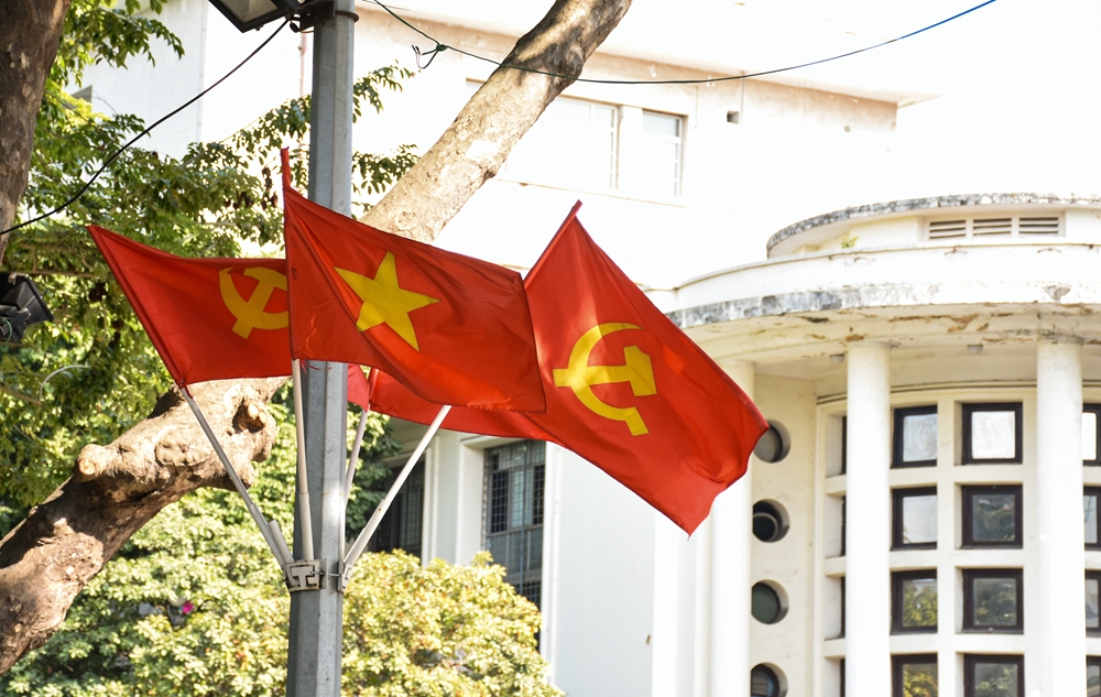 Rực rỡ cờ Đảng trong nắng mới.