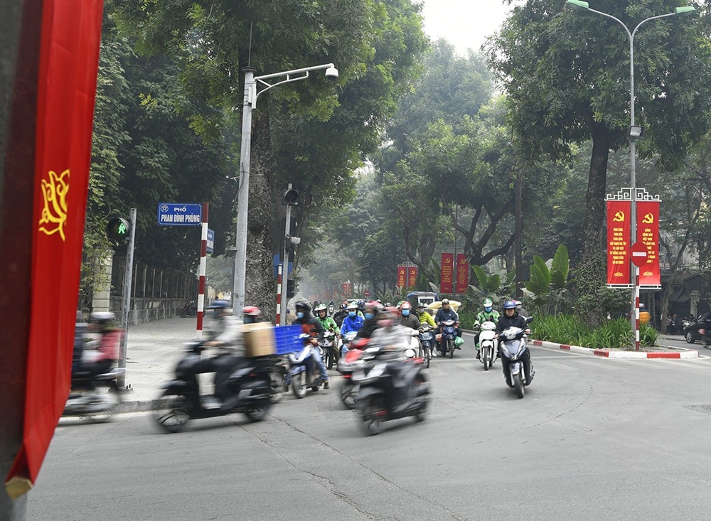 Khắp nơi trên phố phường Thủ đô ngập tràn không khí phấn khởi chào đón Đại hội đại biểu toàn quốc lần thứ XIII của Đảng.