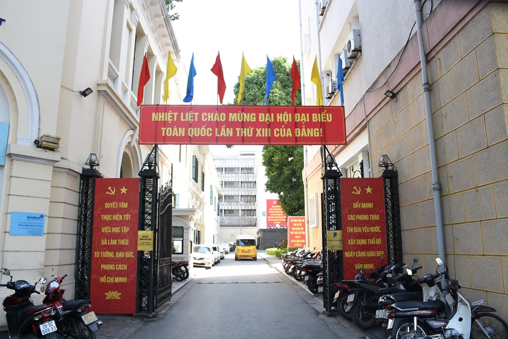Nhiều cơ quan, đơn vị treo pano, áp phích chào mừng Đại hội.