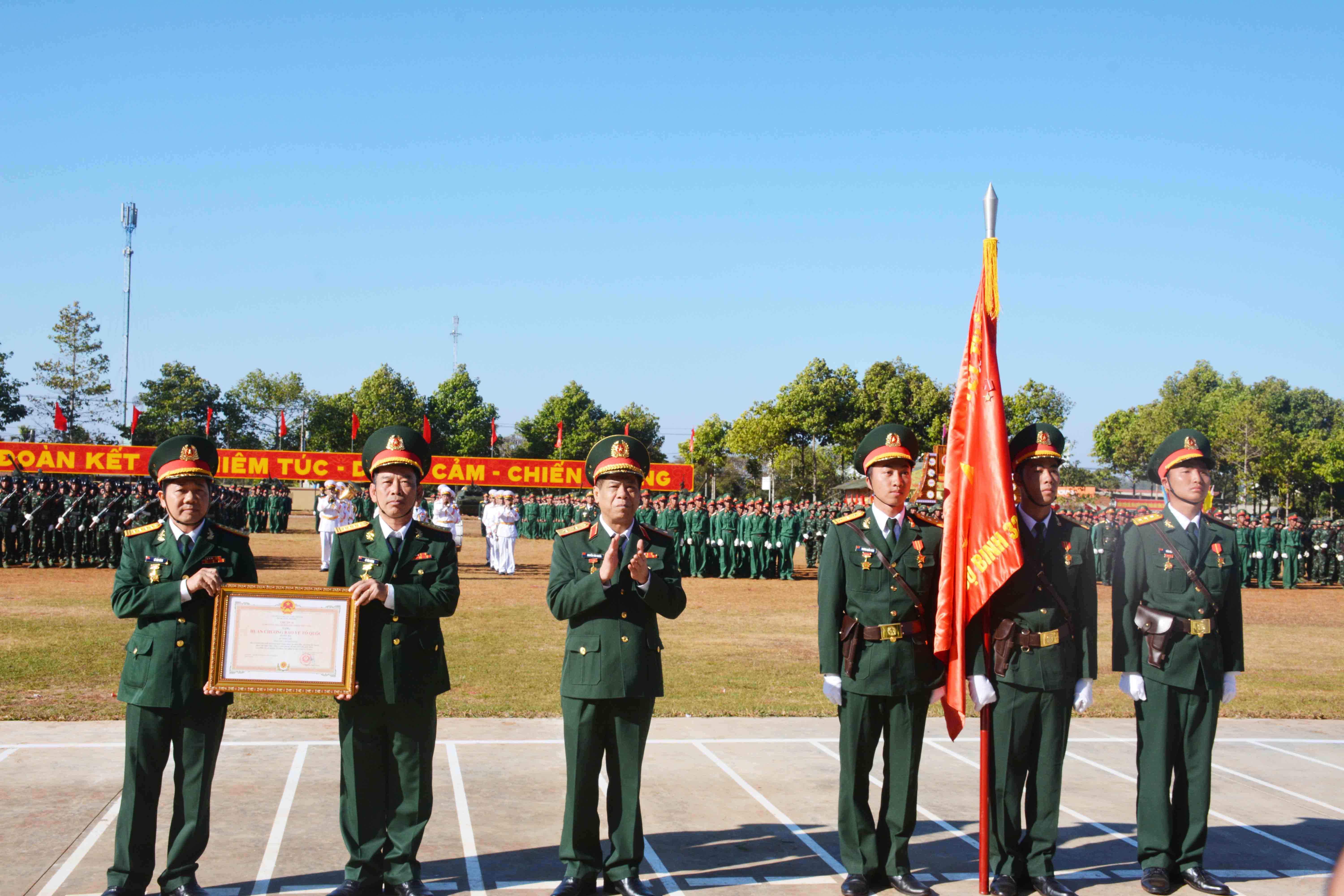 Sư đoàn 320 đón nhận Huân chương Bảo vệ Tổ quốc hạng Ba