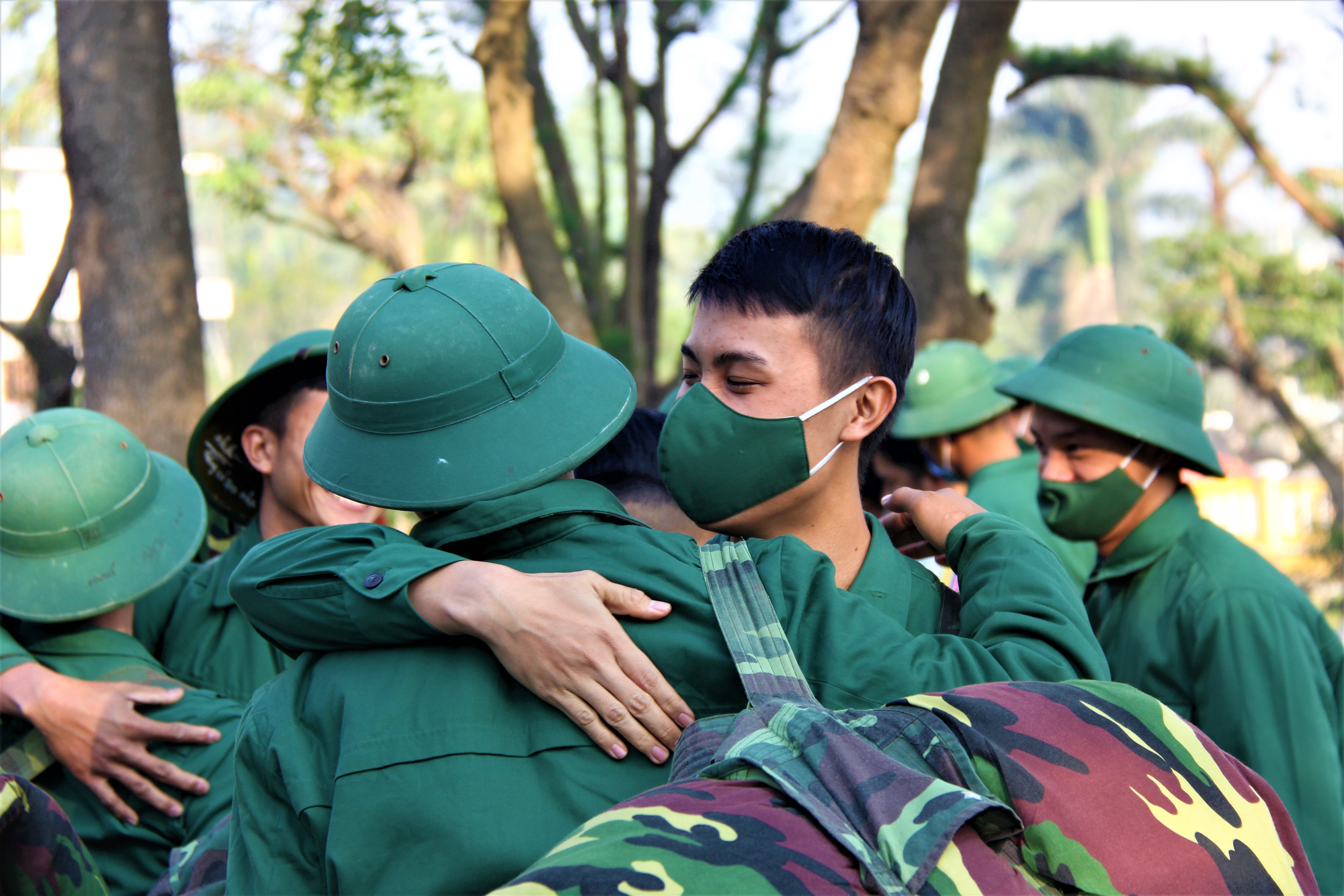 Quyến luyến tiễn quân nhân hoàn thành nghĩa vụ quân sự trở về địa phương