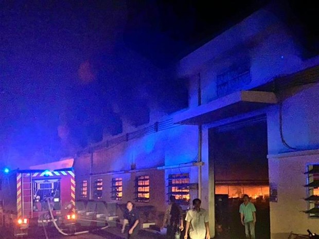 TP Hồ Chí Minh: Huy động gần 200 lính cứu hỏa dập tắt đám cháy tại xưởng may giày