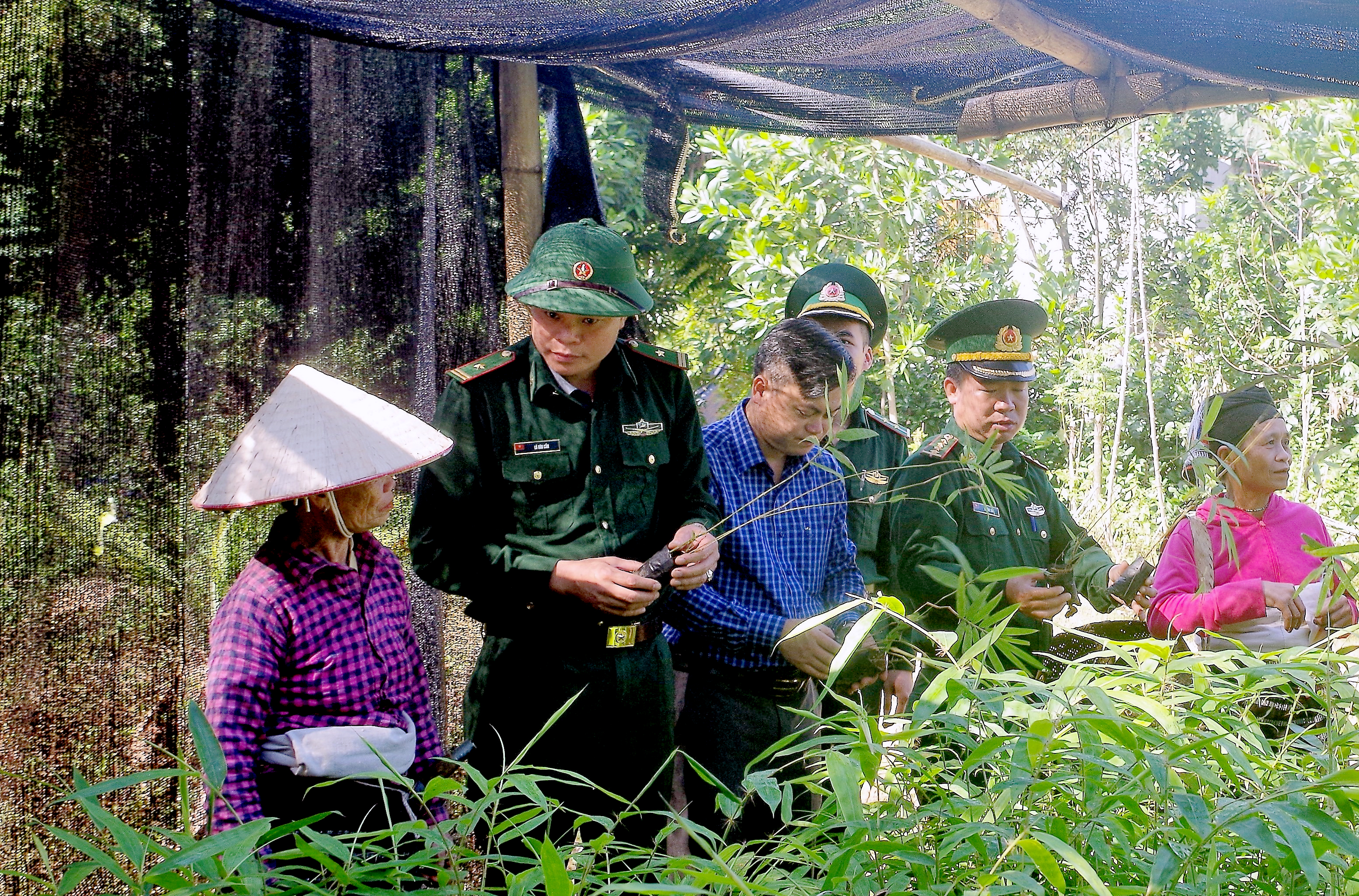 Về xã giúp dân thoát nghèo

