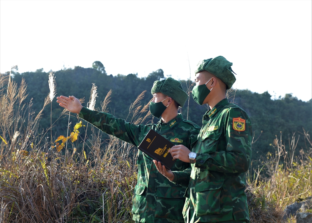 Học viên Học viện Biên phòng trao đổi nghiệp vụ trong ngày đầu tiên thực hiện nhiệm vụ.