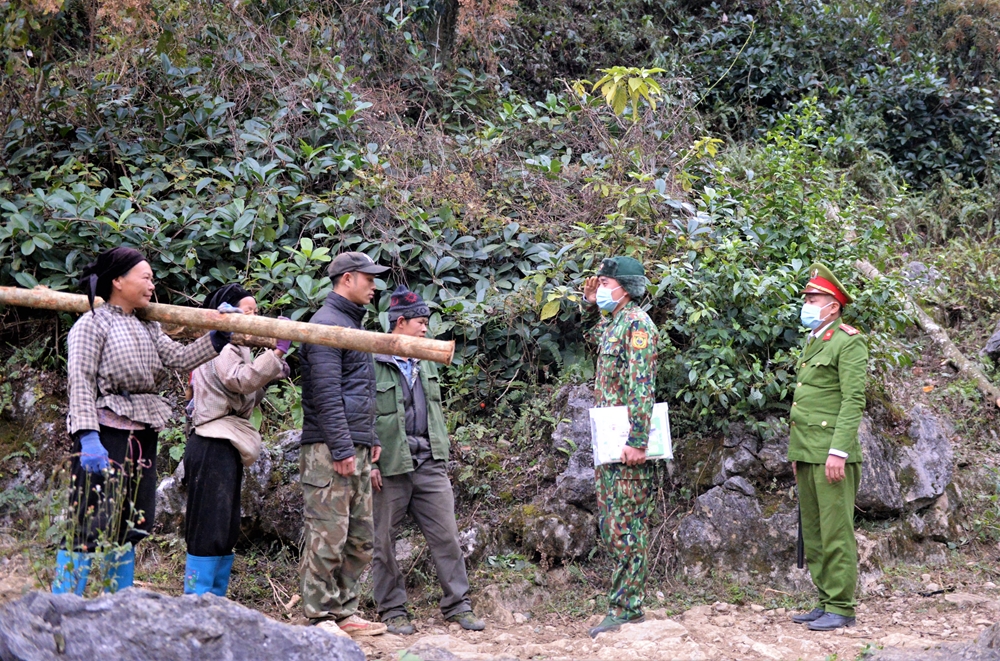Thường xuyên gặp gỡ, trao đổi với người dân địa phương để nắm tình hình biên giới, đồng thời tuyên truyền về tác hại, hậu quả của hoạt động xuất, nhập cảnh trái phép dẫn đến nguy cơ lây lan dịch bệnh.