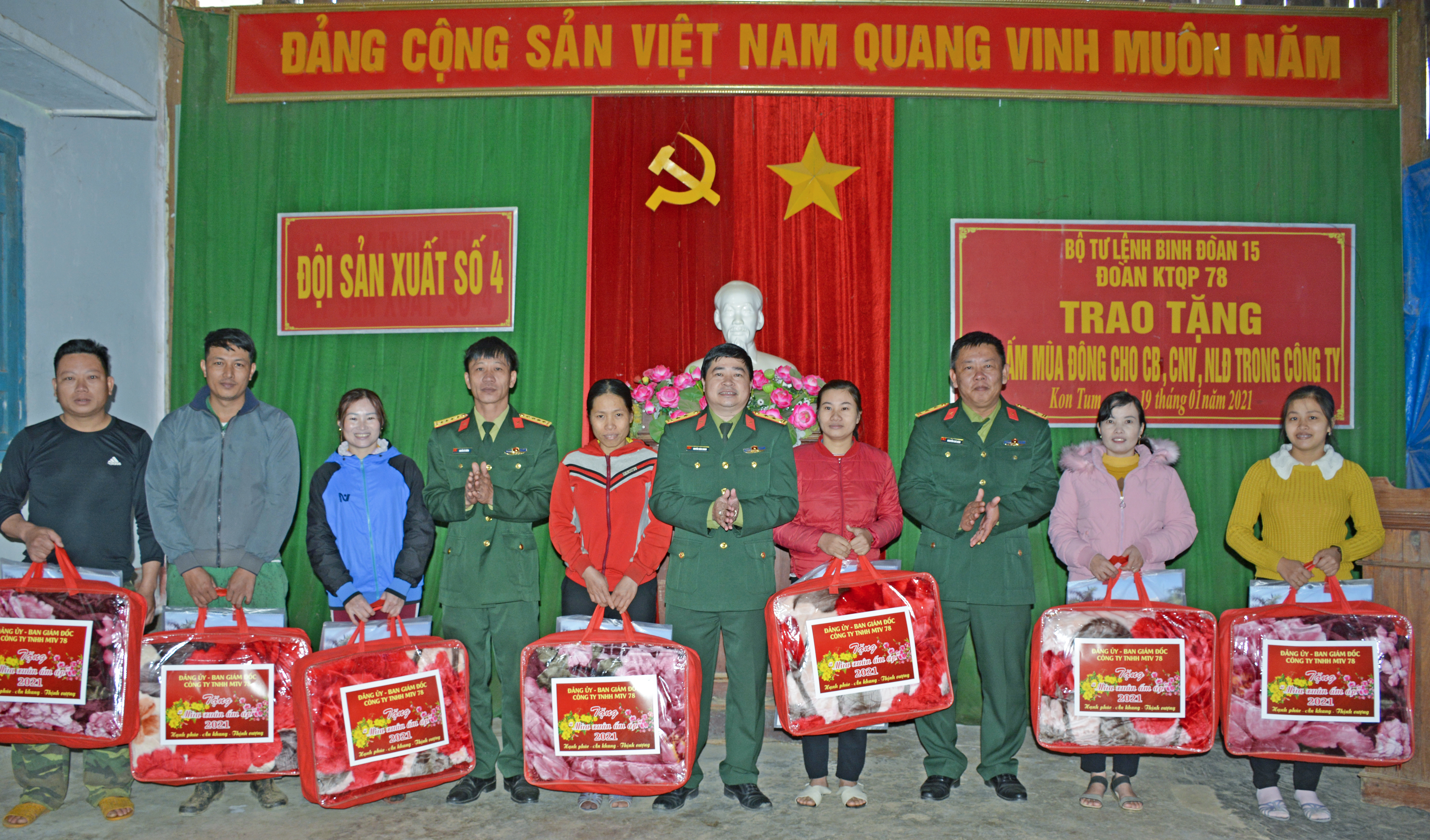 Tặng chăn ấm cho người lao động và đồng bào xã Mô Rai