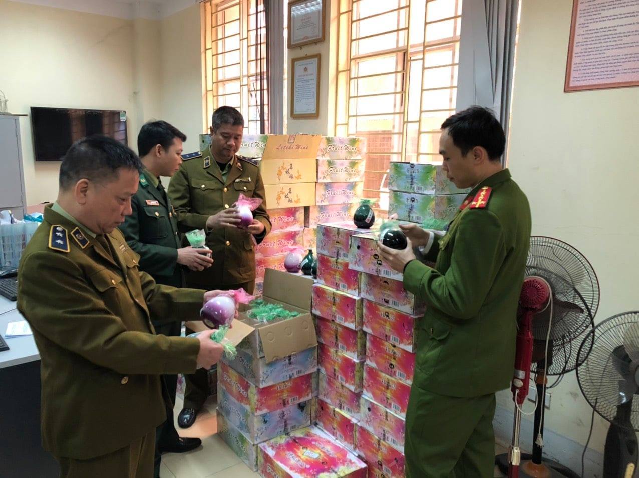 Thu giữ, tiêu hủy nhiều hàng giả, hàng nhập lậu và pháo nổ