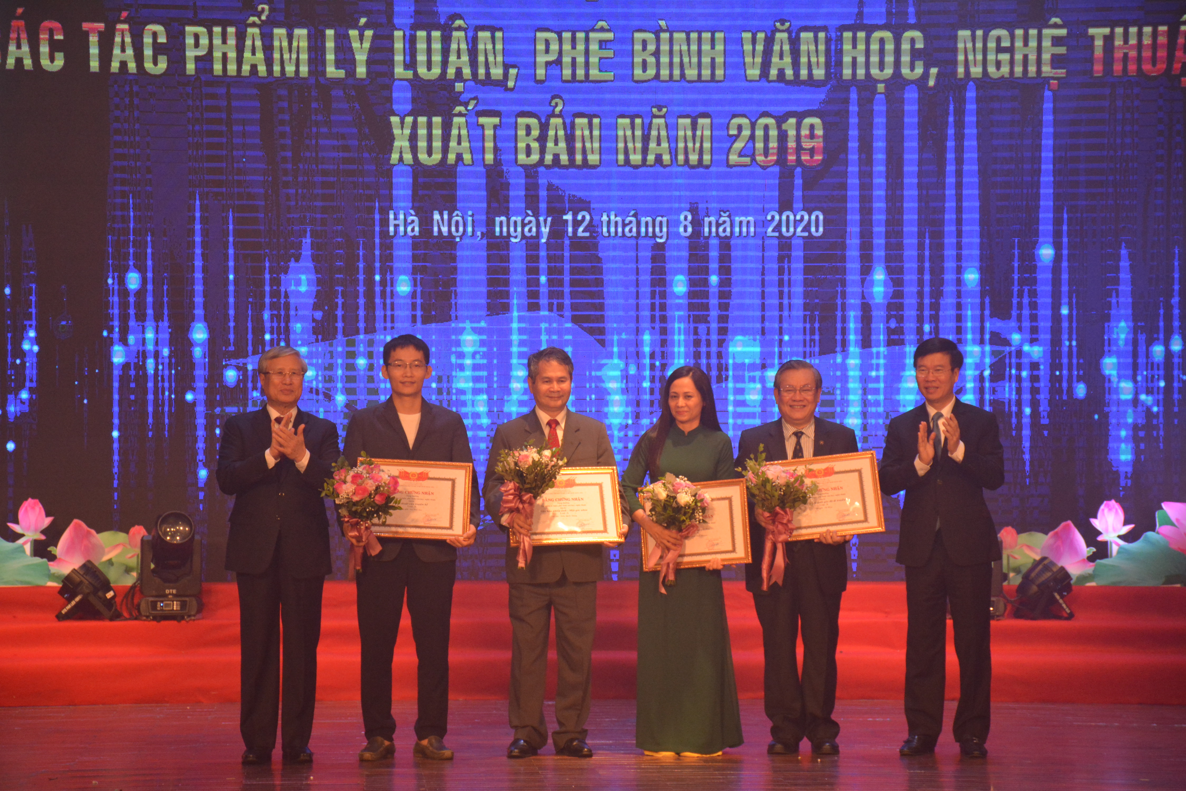 Xét tặng thưởng tác phẩm lý luận phê bình văn học nghệ thuật