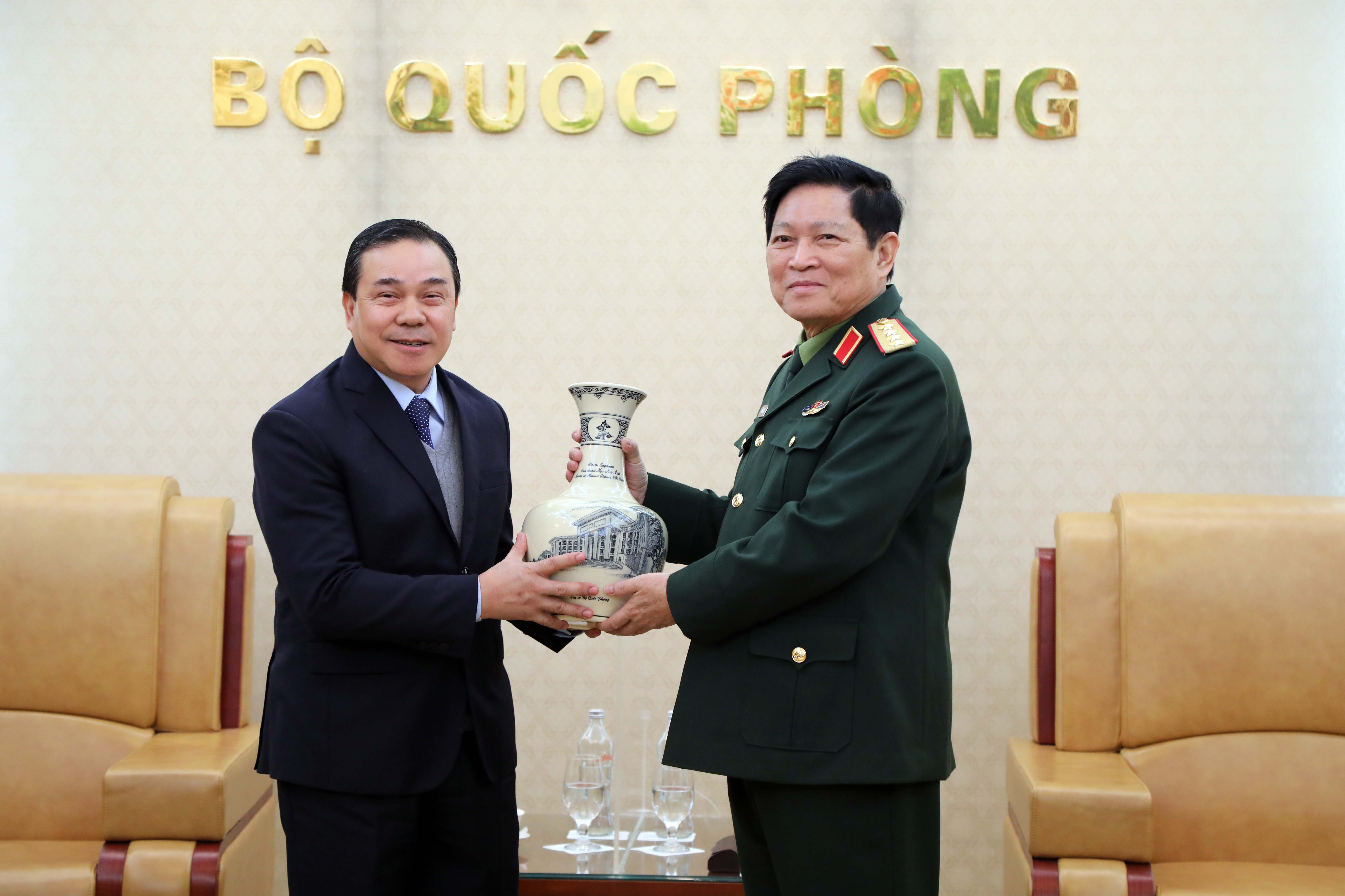 Bộ trưởng Ngô Xuân Lịch tiếp Đại sứ đặc mệnh toàn quyền nước CHDCND Lào tại Việt Nam