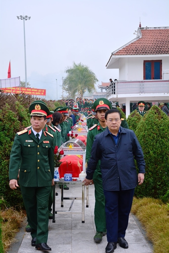Điện Biên: Đón nhận, truy điệu và an táng 13 hài cốt liệt sĩ quân tình nguyện Việt Nam hy sinh tại Lào