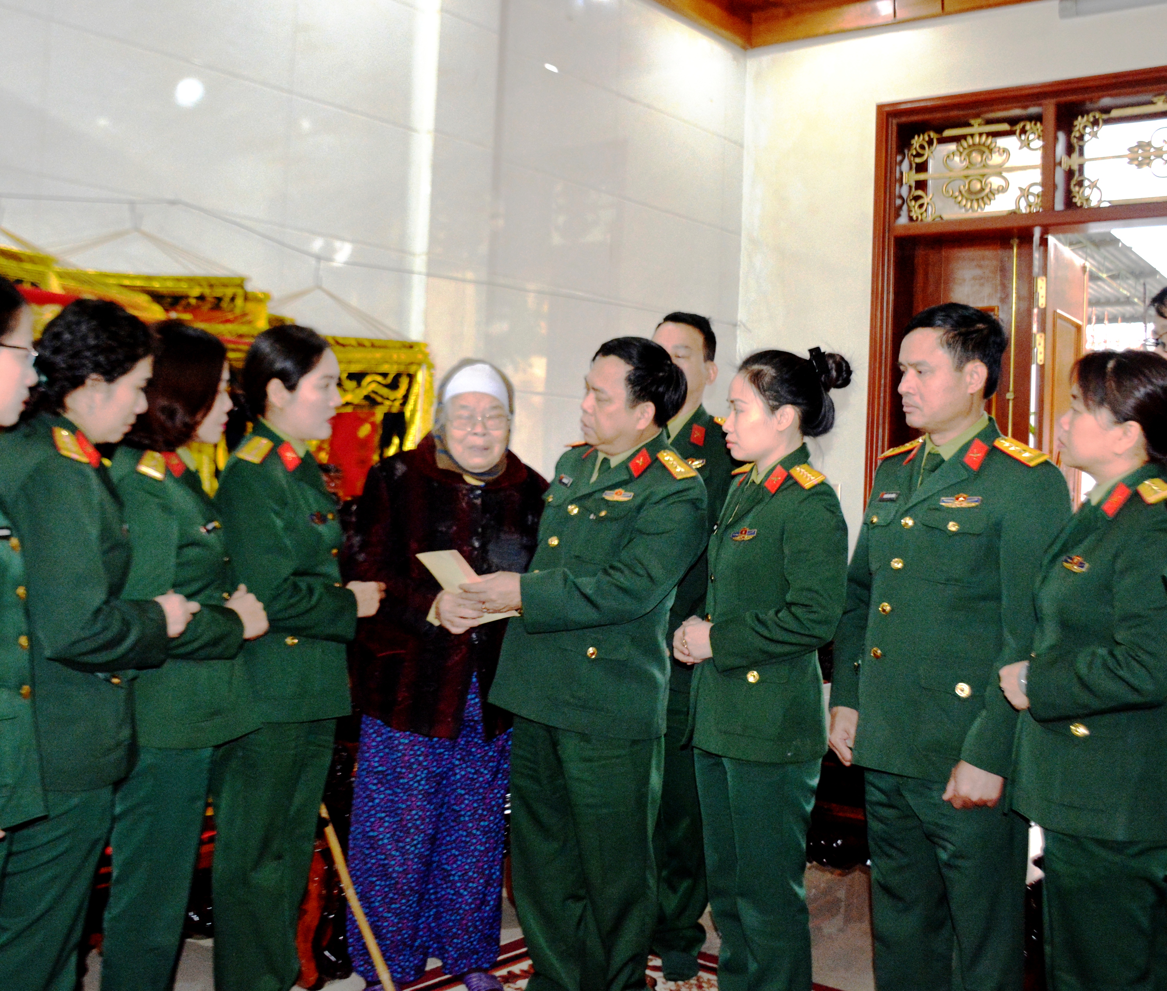 Giúp người dân vùng lũ đón Tết