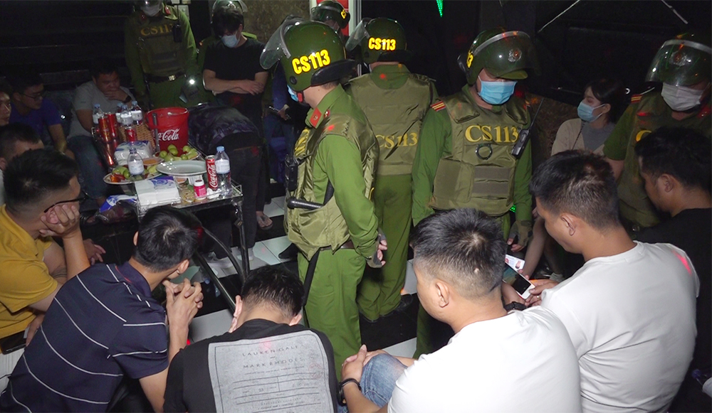 Phát hiện 14 nam, nữ trong quán karaoke dương tính với ma túy

​