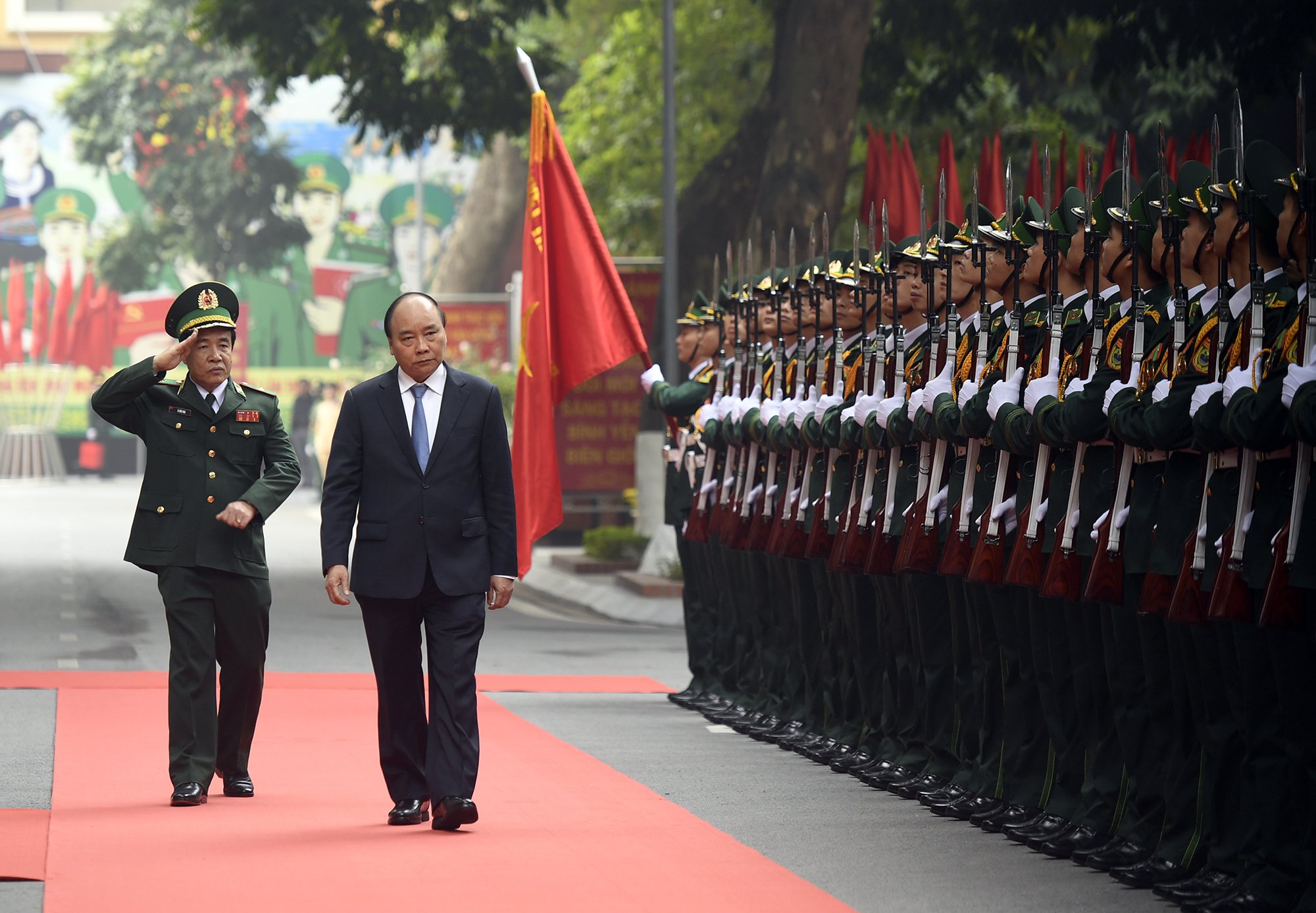 Thủ tướng Nguyễn Xuân Phúc kiểm tra công tác ứng trực sẵn sàng chiến đấu và chúc Tết cán bộ, chiến sĩ Bộ đội Biên phòng